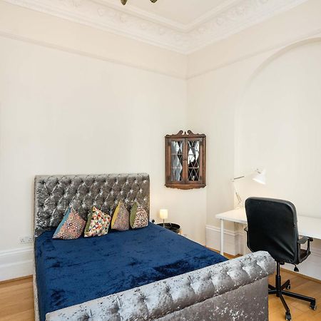 Appartamento Four Beds By The Station Londra Esterno foto