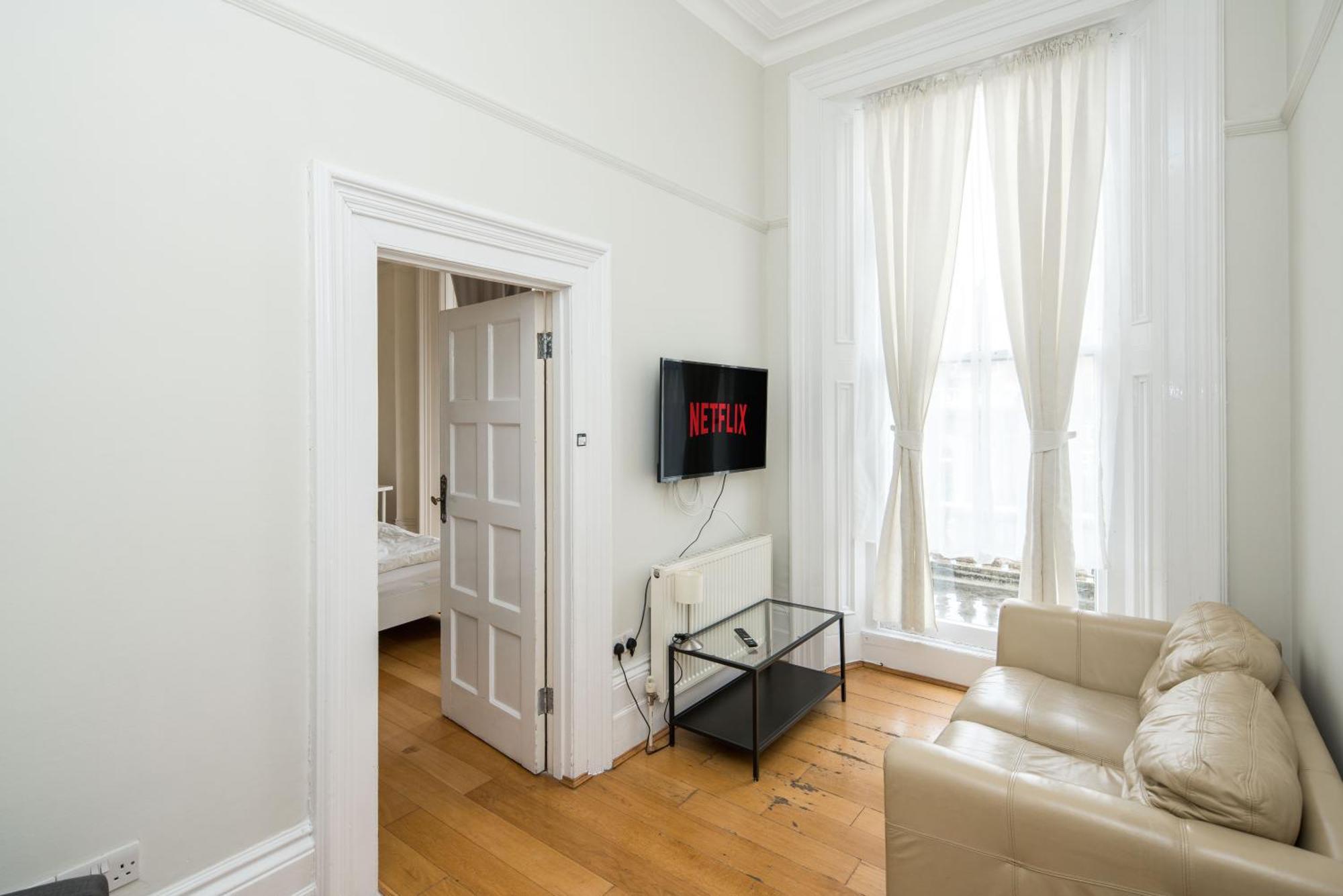 Appartamento Four Beds By The Station Londra Esterno foto