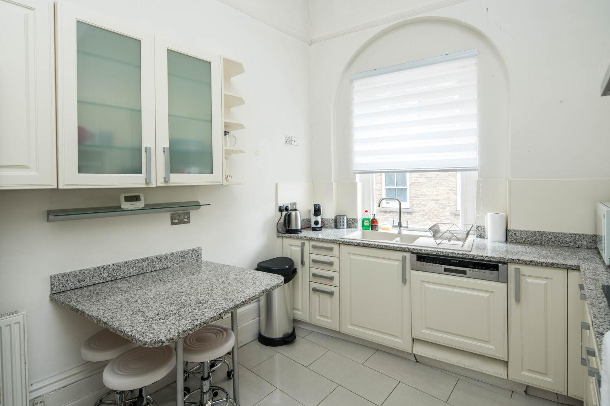 Appartamento Four Beds By The Station Londra Esterno foto