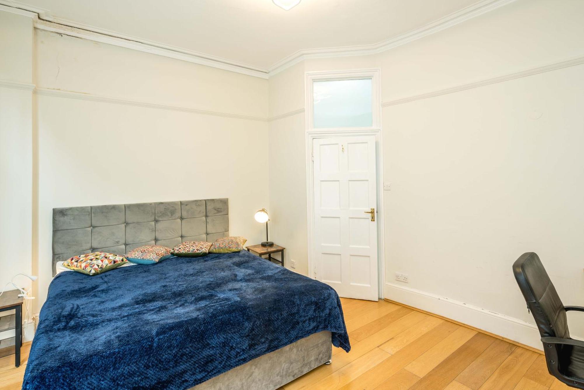 Appartamento Four Beds By The Station Londra Esterno foto
