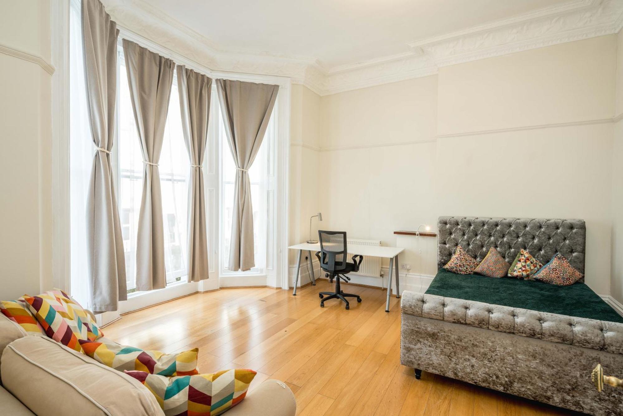 Appartamento Four Beds By The Station Londra Esterno foto