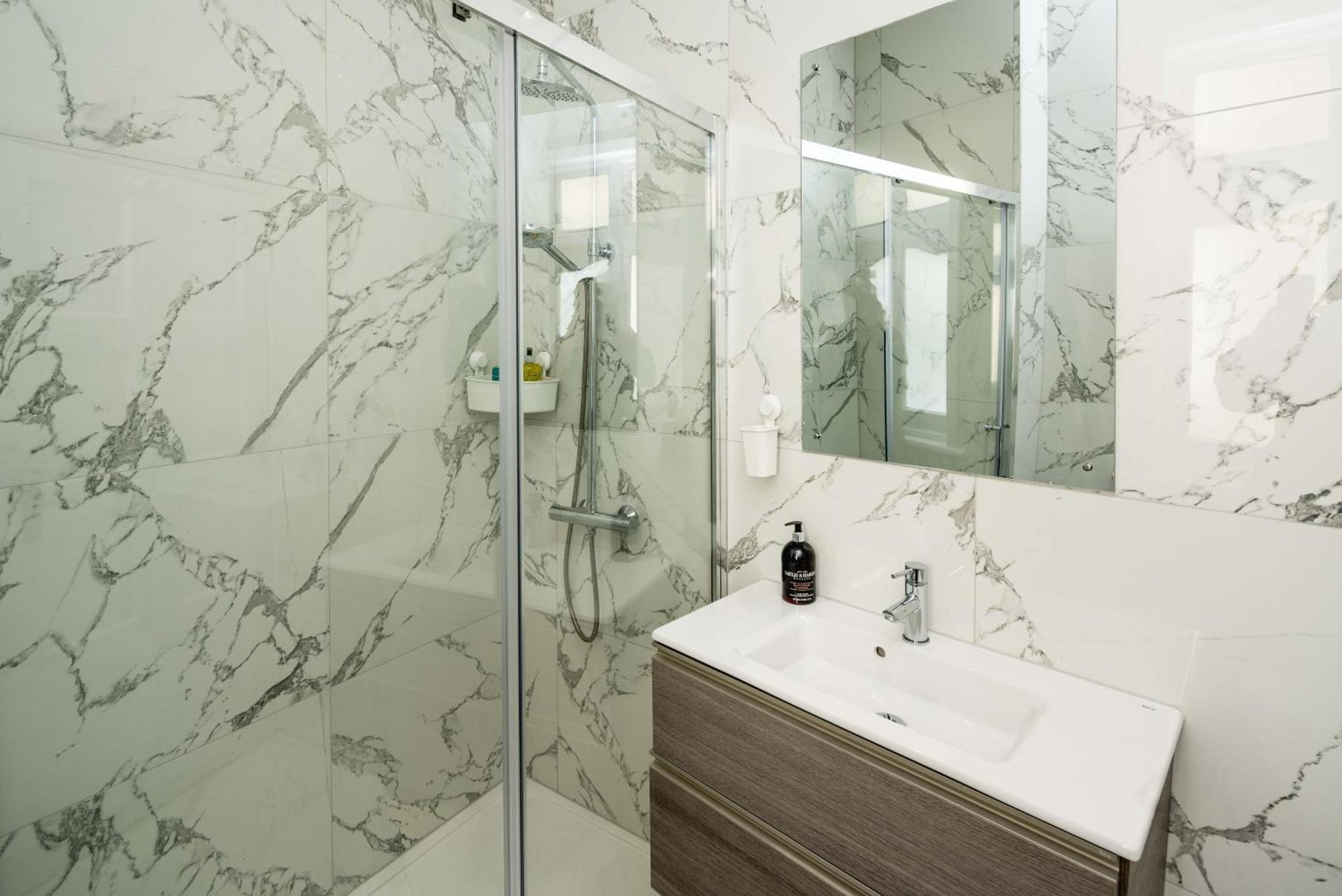 Appartamento Four Beds By The Station Londra Esterno foto