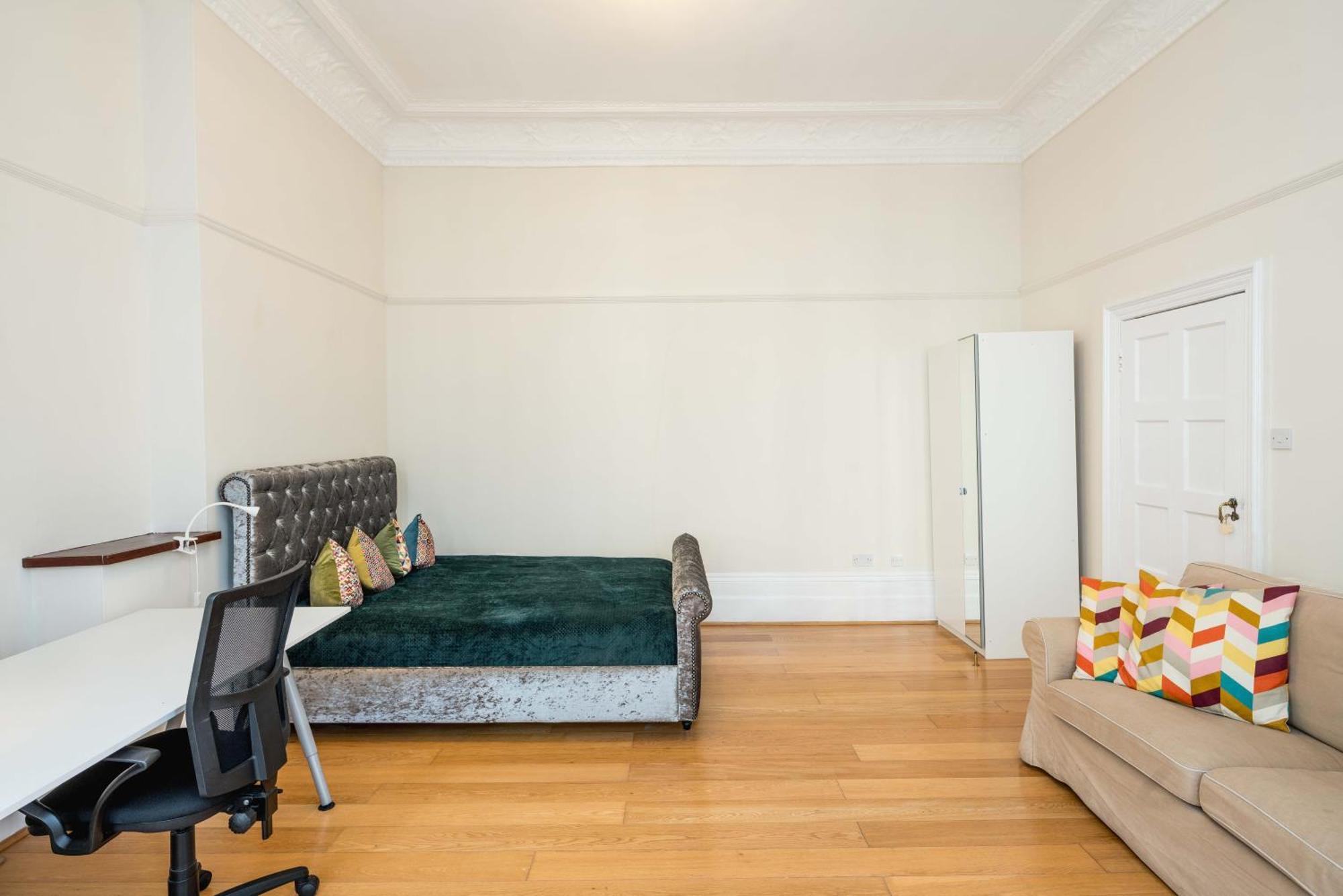 Appartamento Four Beds By The Station Londra Esterno foto