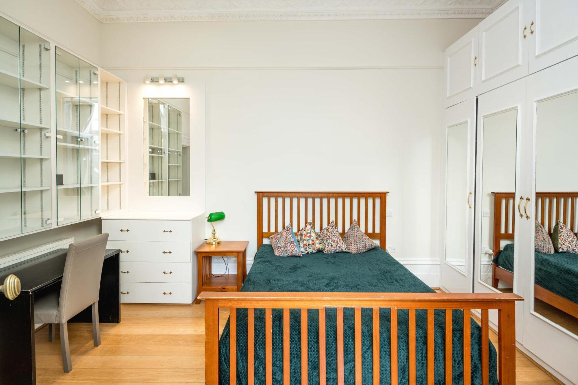 Appartamento Four Beds By The Station Londra Esterno foto