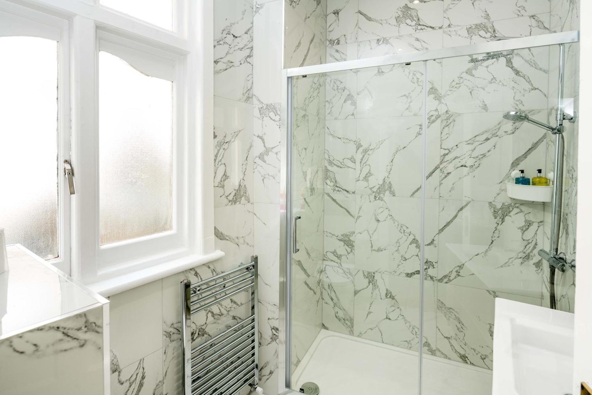 Appartamento Four Beds By The Station Londra Esterno foto