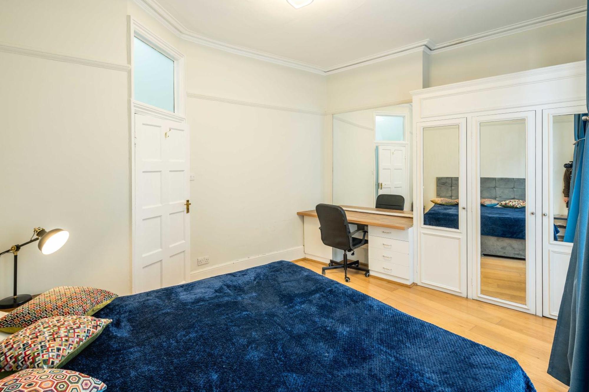 Appartamento Four Beds By The Station Londra Esterno foto